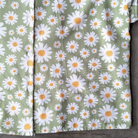 Boutique Green White Floral Daisy Puff Shoulder Short Sleeve Blouse - Picture 4 of 9